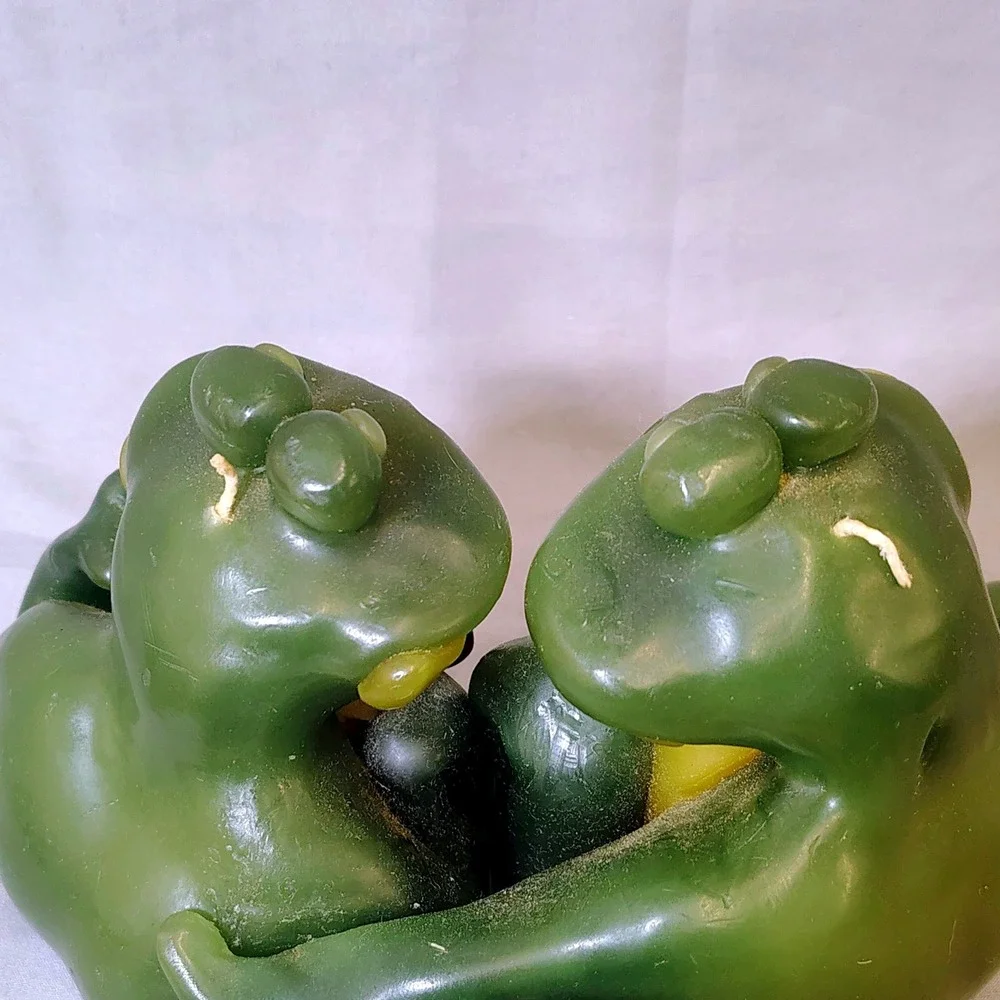 Vintage Style Frog Couple Novelty Candle Green Wax Whimsical Toad Decor 8.5 Inch